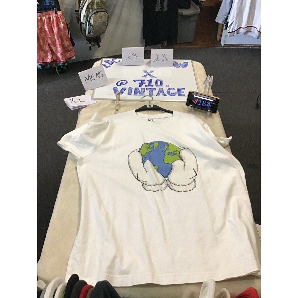 Uniqlo UT KAWS Peace For All Graphic T-Shirt White Mens XL Earth Hands Print